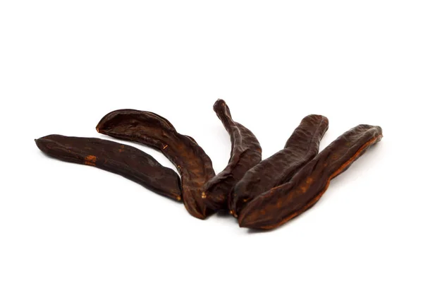 Torra Carob på vit botten — Stockfoto