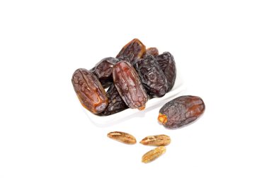 Beyaz arka planda tabak meyve ve tarihi meyve tohum resimleri