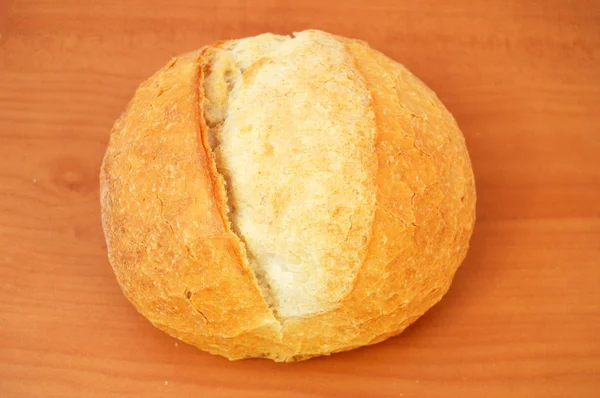 Турецкий хлеб, нож и режущая доска — стоковое фото