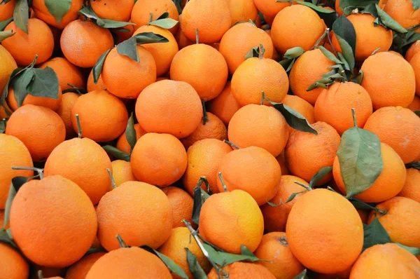 Merceeiro verde e imagem laranja fresca em uma mercearia — Fotografia de Stock