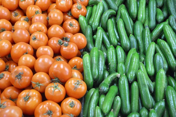 Fotos de tomate y pepino en la tienda de comestibles — Foto de Stock