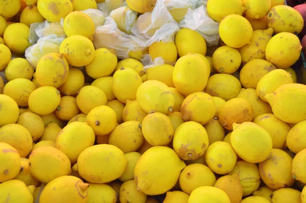 Imágenes de limón amarillo en la tienda de comestibles — Foto de Stock