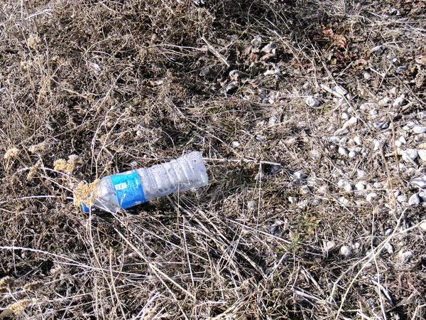 Plastic afval en vervuilde natuur — Stockfoto