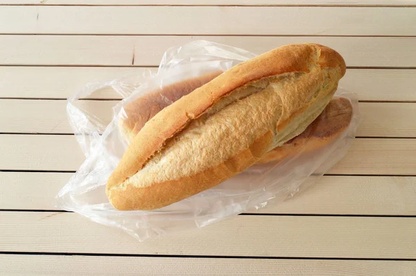 Мешок лосося в духовке хлеба, турецкий хлеб, свежий горячий хлеб, вкусный хлеб пшеницы, выпечка хлеба с деревом , — стоковое фото
