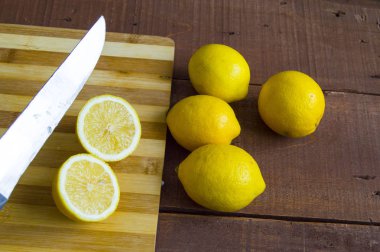 Bıçak ve limon resimler masanın üstüne kesmek hazır