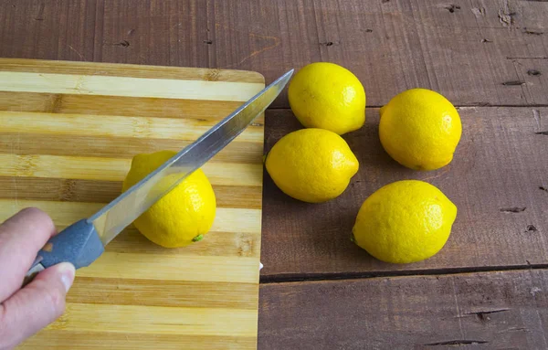 Cuchillo y limonero listos para cortar en la mesa — Foto de Stock