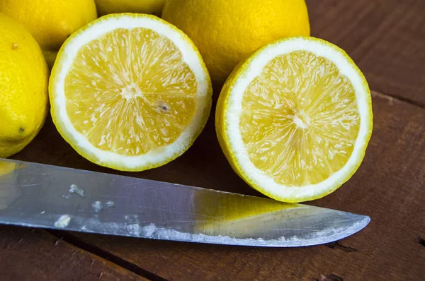 Faca e limão fotos prontas para cortar na mesa — Fotografia de Stock