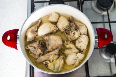 İçinde pişmiş Ocak tavuk, tavuk, doğranmış tavuk, tavuk parçaları, tencere, tavuk parçaları tarzında çiğ tavuk pişmiş tavuk