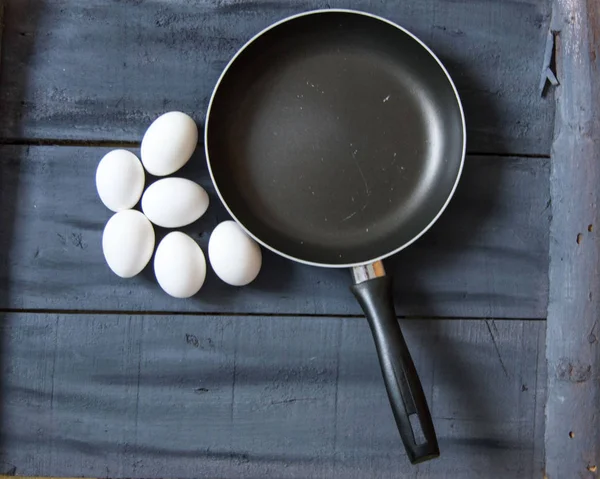 Making eggs in the pan, baking eggs in the pan, pictures of pans and eggs, pictures of eggs and pans in different concepts