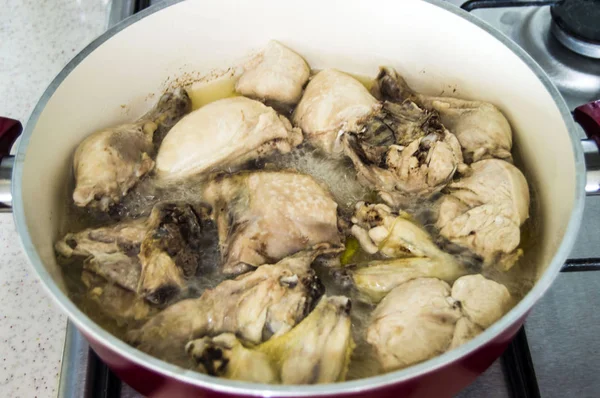 Pollo cocido en enero, pollo cocido al estilo de pollo, pollo picado, trozos de pollo, trozos de pollo en macetas, pollo crudo — Foto de Stock