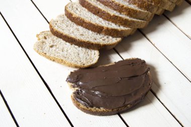 Ekmek ve çikolata, çikolata ekmek, kepekli ekmek dilimlenmiş ve çikolata, kepekli ekmek ve çikolata yayıldı.