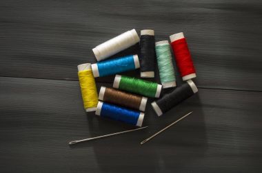  Dikiş iğnesi ve renkli biriktirme iplikler, çok renkli biriktirme iplikler, dikiş ve dikiş iğneleri, makas ve makas, malzeme terzilik,