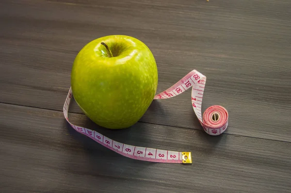Perdita di peso, mela verde e dimagrante, perdita di peso con mela, benefici della mela verde, perdita di peso, vita sana . — Foto Stock