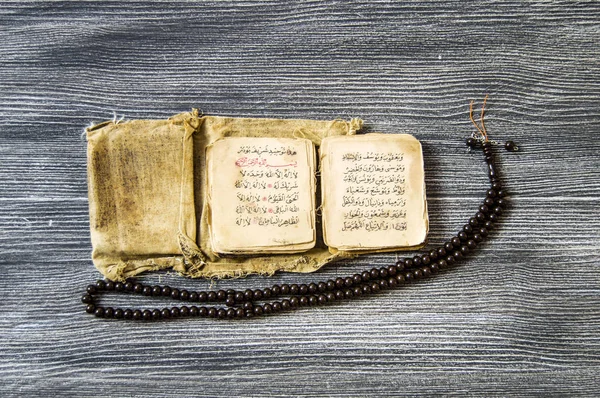 Textos islámicos y libros de oración, libros religiosos muy antiguos, libros islámicos, libros islámicos, símbolos islámicos y libros de oración , — Foto de Stock