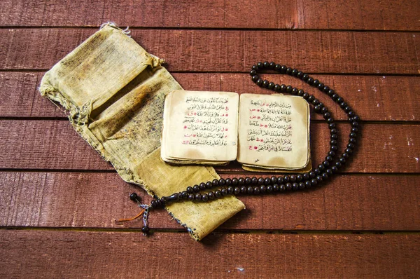 Textos islámicos y libros de oración, libros religiosos muy antiguos, libros islámicos, libros islámicos, símbolos islámicos y libros de oración , — Foto de Stock