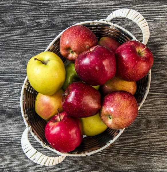 Panier en pommes rouges, panier plein de pommes, photos de pommes sur un plancher de bois authentique , — Photo