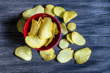 Kızarmış patates ve patates ürünleri, kızarmış patates dilimleri, tırtıklı patates dilimleri, kızarmış patates cipsi