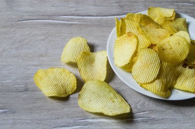 Kızarmış tırtıklı patates dilimleri, kızarmış patates cipsi