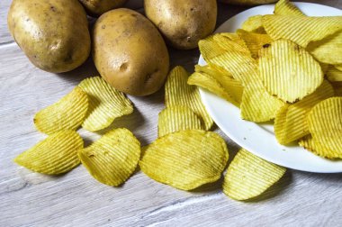 Kızarmış patates ve patates ürünleri, kızarmış patates dilimleri, tırtıklı patates dilimleri, kızarmış patates cipsi