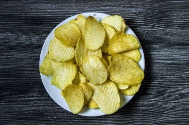 patates ve patates ürünleri, kızarmış patates dilimleri, tırtıklı, kızarmış patates flakes bir fırın patates dilimleri kızarmış,