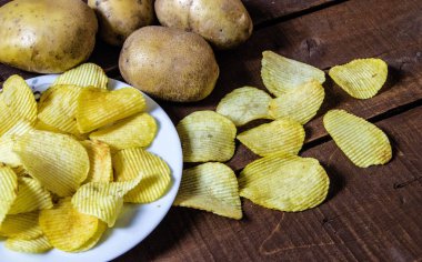 patates ve patates ürünleri, kızarmış patates dilimleri, tırtıklı, kızarmış patates flakes bir fırın patates dilimleri kızarmış,