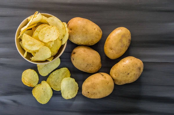 Aardappelen en aardappelproducten, plakjes gebakken aardappel, gebakken getande aardappel segmenten, gebakken aardappels, chips — Stockfoto