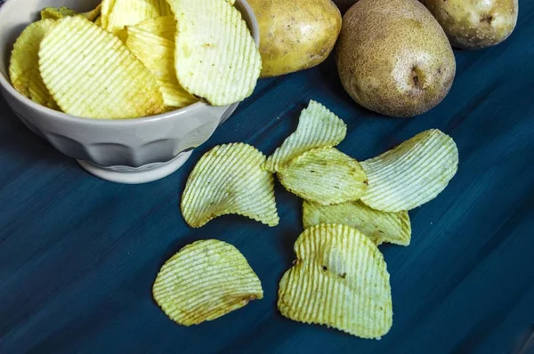 Aardappelen en aardappelproducten, plakjes gebakken aardappel, gebakken getande aardappel segmenten, gebakken aardappels, chips — Stockfoto