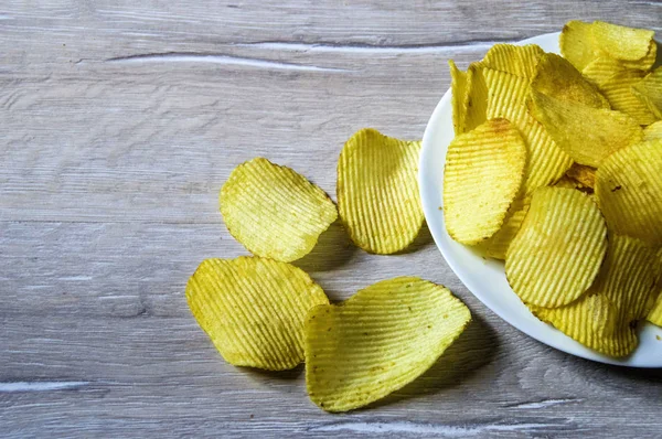 Aardappelen en aardappelproducten, plakjes gebakken aardappel, gebakken getande aardappel segmenten, gebakken aardappels, chips — Stockfoto