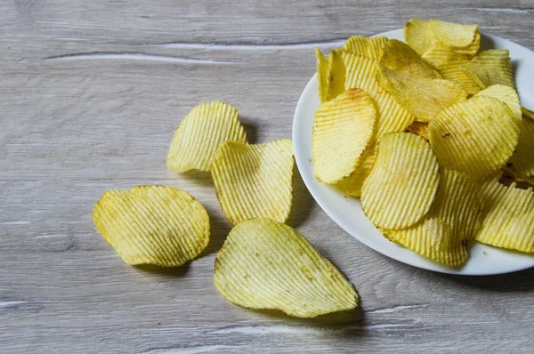 Gebakken getande aardappel segmenten, gebakken aardappels, chips — Stockfoto