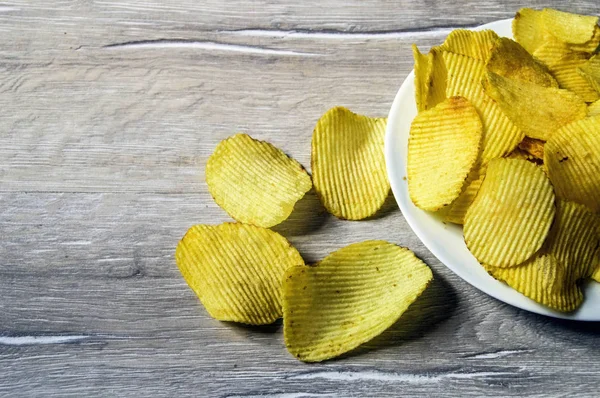 Aardappelen en aardappelproducten, plakjes gebakken aardappel, gebakken getande aardappel segmenten, gebakken aardappels, chips — Stockfoto