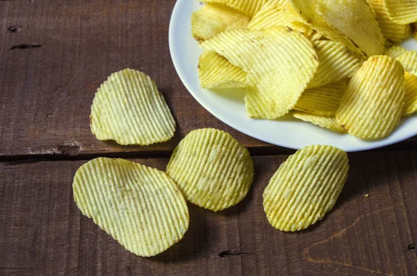 patates ve patates ürünleri, kızarmış patates dilimleri, tırtıklı, kızarmış patates flakes bir fırın patates dilimleri kızarmış,