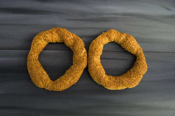 Bagel turco, bagel de sésamo, bagel crujiente, bagels de pavo, bagels en varios conceptos, té y pretzels imágenes — Foto de Stock