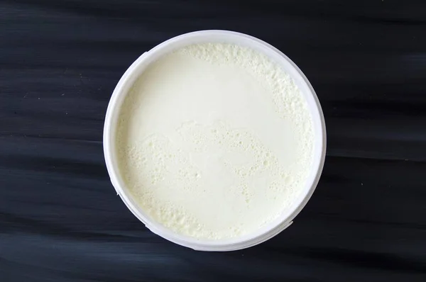 在桶里的酸奶，酸奶发酵酸奶的勺子采取 — 图库照片
