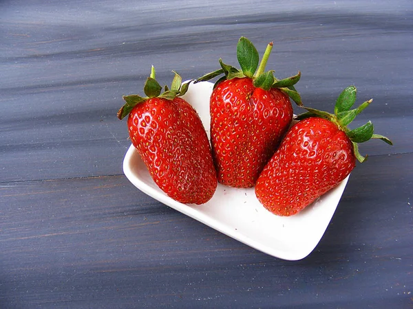 Strawberries on the rustic floor, strawberries in the plate, lovely beautiful strawberry pictures, — Stock Photo, Image