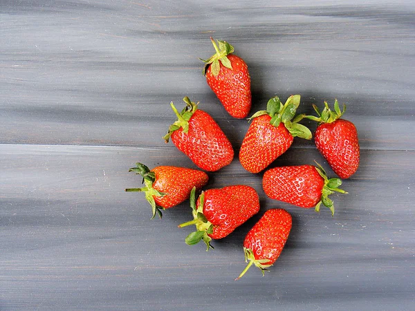 Strawberries on the rustic floor, strawberries in the plate, lovely beautiful strawberry pictures, — Stock Photo, Image