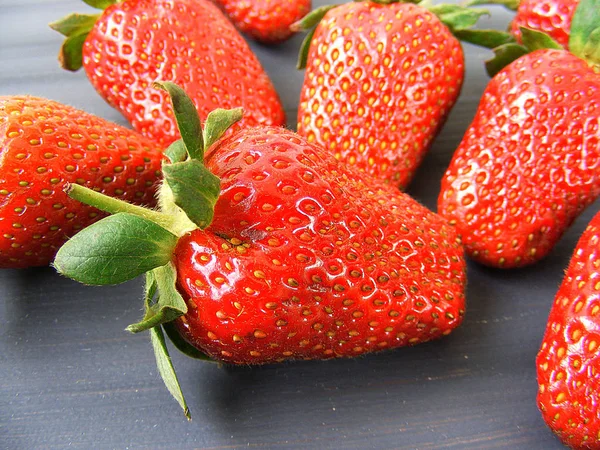 Fresas en el suelo rústico, fresas en el plato, hermosas fotos de fresas , — Foto de Stock