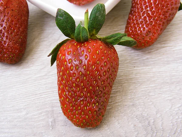 Strawberries on the rustic floor, strawberries in the plate, lovely beautiful strawberry pictures, — Stock Photo, Image