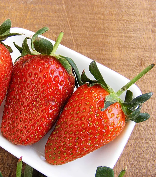 Strawberries on the rustic floor, strawberries in the plate, lovely beautiful strawberry pictures, — Stock Photo, Image