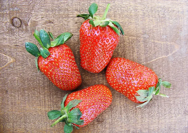 Strawberries on the rustic floor, strawberries in the plate, lovely beautiful strawberry pictures, — Stock Photo, Image