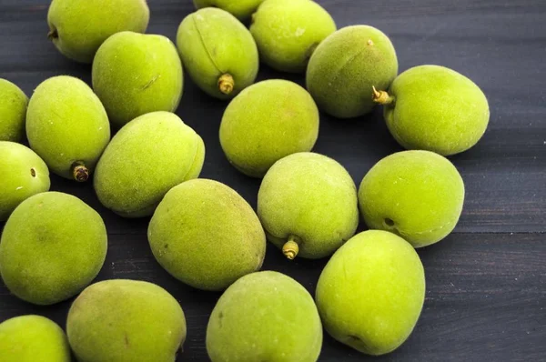 Olgunlaşmamış kayısı, ekşi kayısı, yeşil kayısı, ham kayısı, lezzetli kayısı resimleri