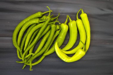 Beyaz arka plan üzerinde harika yeşil biber resimleri