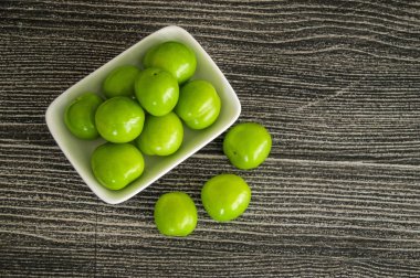 Plaka, ağzının tadını yeşil erik yeşil Ekşi Erik