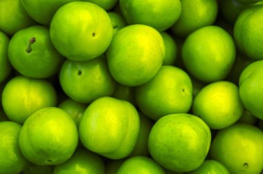 Bir avuç Ekşi Erik, tuz ve Erik yemek çok lezzetli olmuş. Var a avuç Ekşi Erik Erik hamile kadınlar için karınca ekşi.,