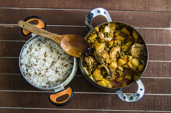 Arroz cocido pilaf y guisantes de pollo, muy deliciosos con pan — Foto de Stock