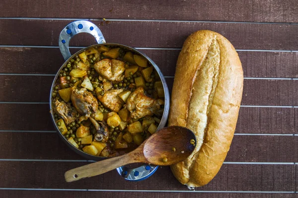 Kokt ris pilaff och kyckling kött ärtor, mycket gott med bröd — Stockfoto