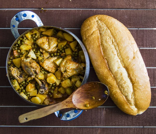 Arroz cocido pilaf y guisantes de pollo, muy deliciosos con pan — Foto de Stock