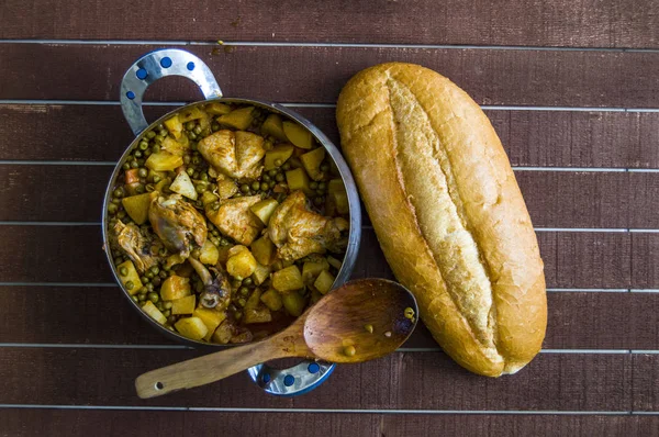 Arroz cocido pilaf y guisantes de pollo, muy deliciosos con pan — Foto de Stock
