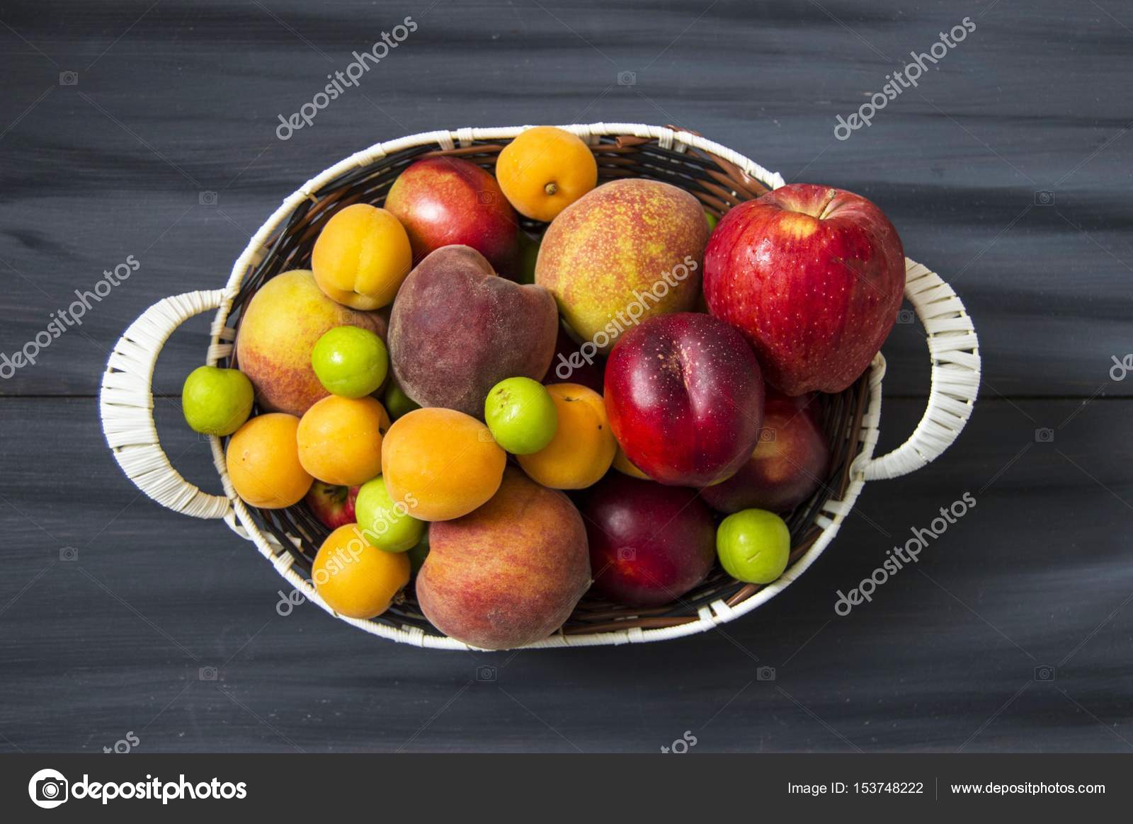 Immagini di frutta mista estiva in un cestino sfondo bianco con Immagini di frutta mista estiva in un cestino sfondo bianco con un cesto di pesche