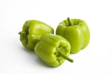 Proje tasarımları için beyaz arka plan ile biber dolması