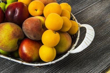 Sepet içinde karışık yaz meyve resimleri